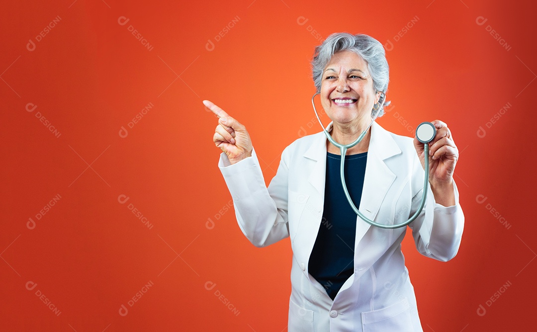 Médica brasileira madura ou mulher veterinária com estetoscópio isolado em fundo laranja