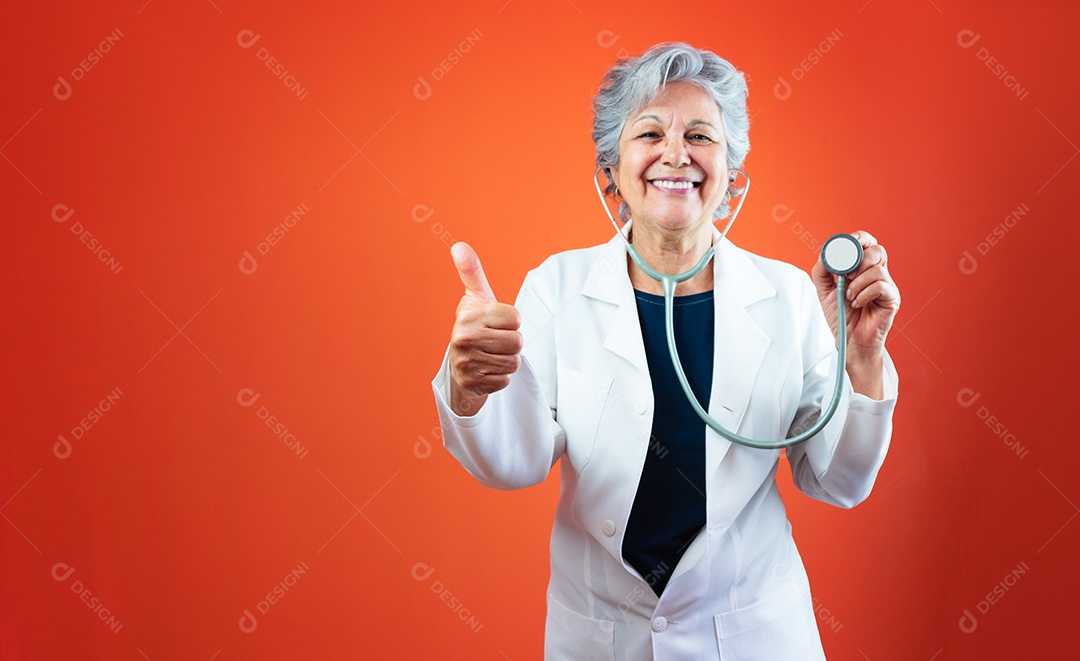 Médica brasileira madura ou mulher veterinária com estetoscópio isolado em fundo laranja