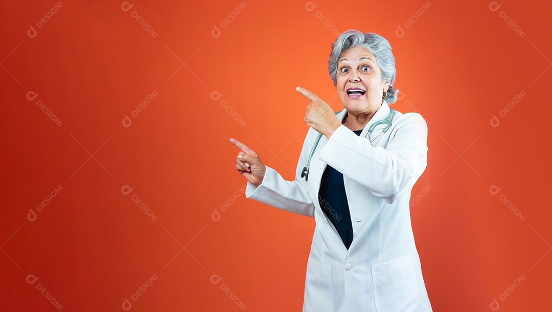 Médica brasileira madura ou mulher veterinária com estetoscópio isolado em fundo laranja