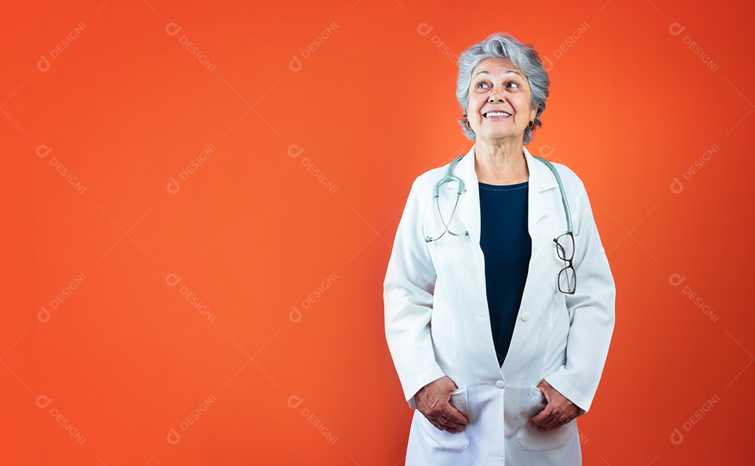 Médica brasileira madura ou mulher veterinária com estetoscópio isolado em fundo laranja