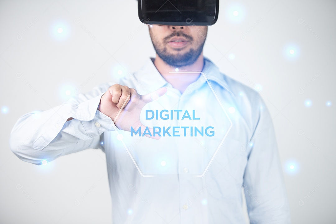 Links com jovem usando um fone de ouvido de realidade virtual