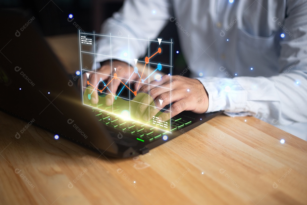 Dedo do empresário executivo apontando para tela virtual mostrando