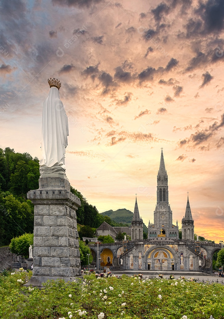 Paisagem do santuário de Nossa Senhora de Lourdes ao pôr do sol, França