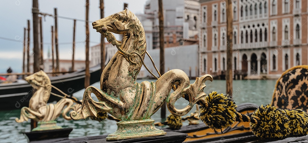 Detalhe de uma gôndola no grande canal com ornamentos decorativos dourados em Veneza, Itália