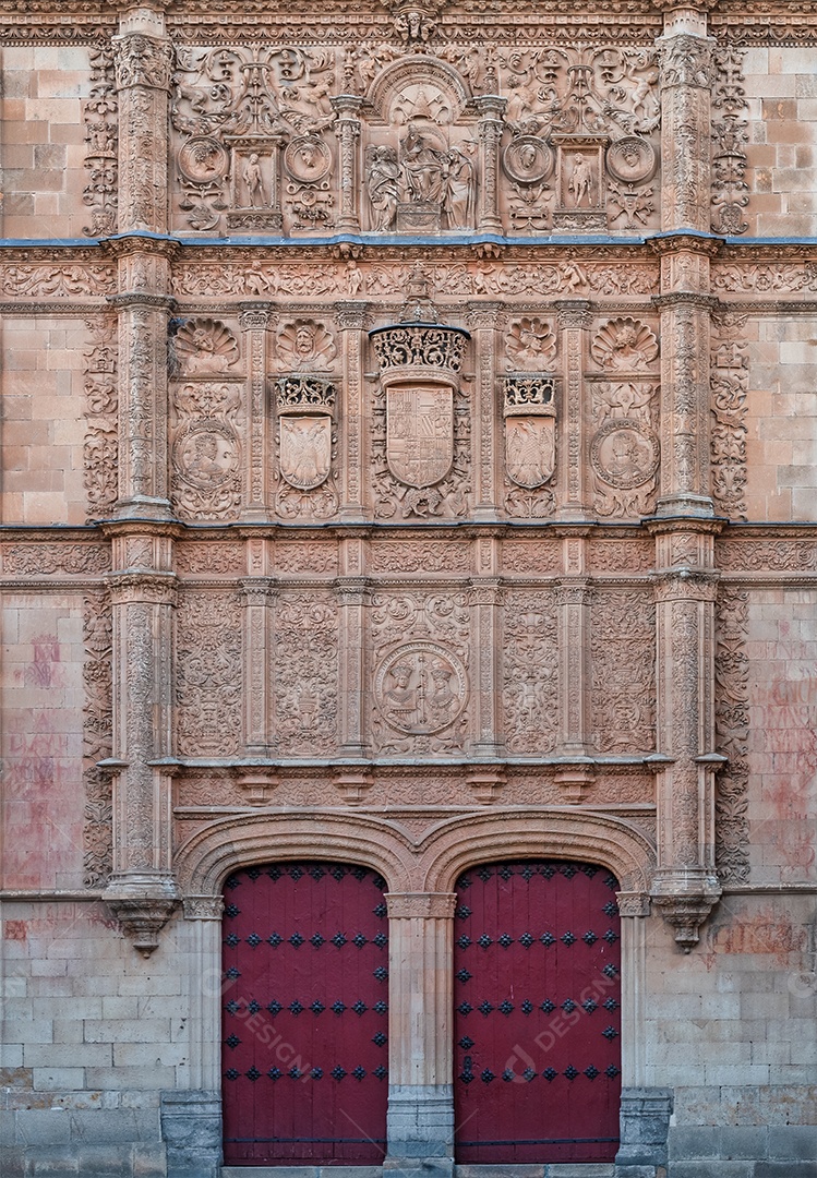 Fachada plateresca da histórica Universidade de Salamanca com motivos florais e medalhões esculpidos em pedra