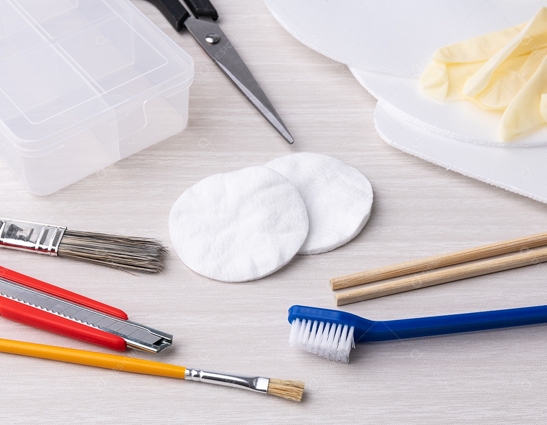 Ferramentas de estilo alimentar sobre a mesa de madeira marrom claro.