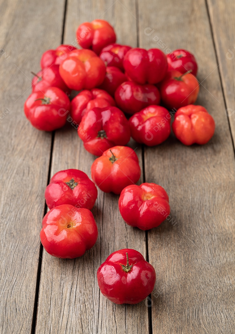 Acerolas ou cerejas de Barbados sobre a mesa de madeira.