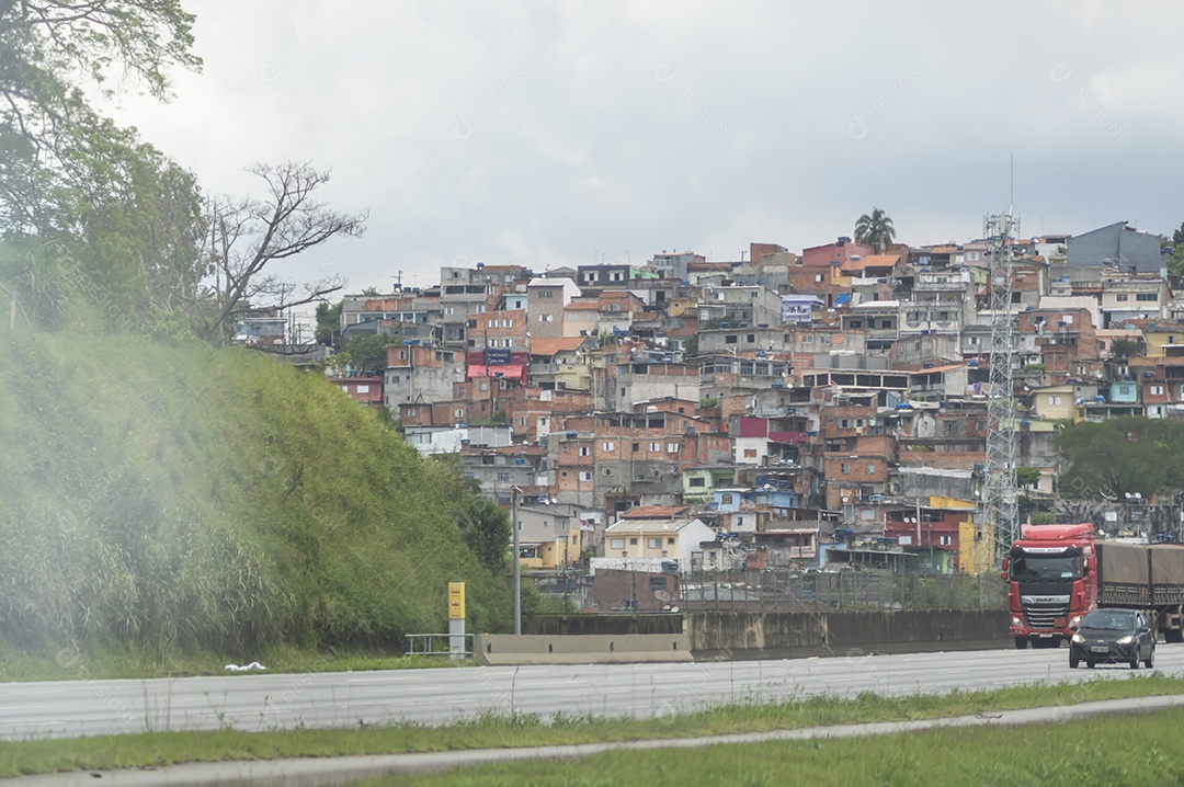 Favela brasileira no meio de uma rodovia de São Paulo, bairro periférico, periferia de São Paulo.