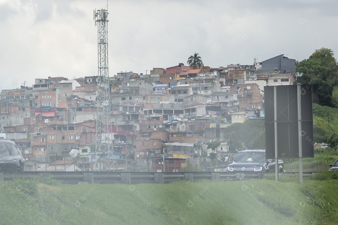 Favela brasileira no meio de uma rodovia de São Paulo, bairro periférico, periferia de São Paulo.