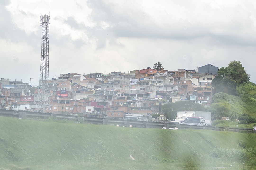 Favela brasileira no meio de uma rodovia de São Paulo, bairro periférico, periferia de São Paulo.