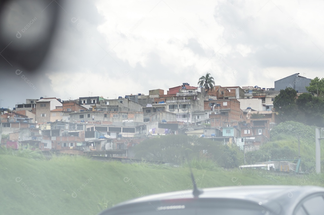 Favela brasileira no meio de uma rodovia de São Paulo, bairro periférico, periferia de São Paulo.