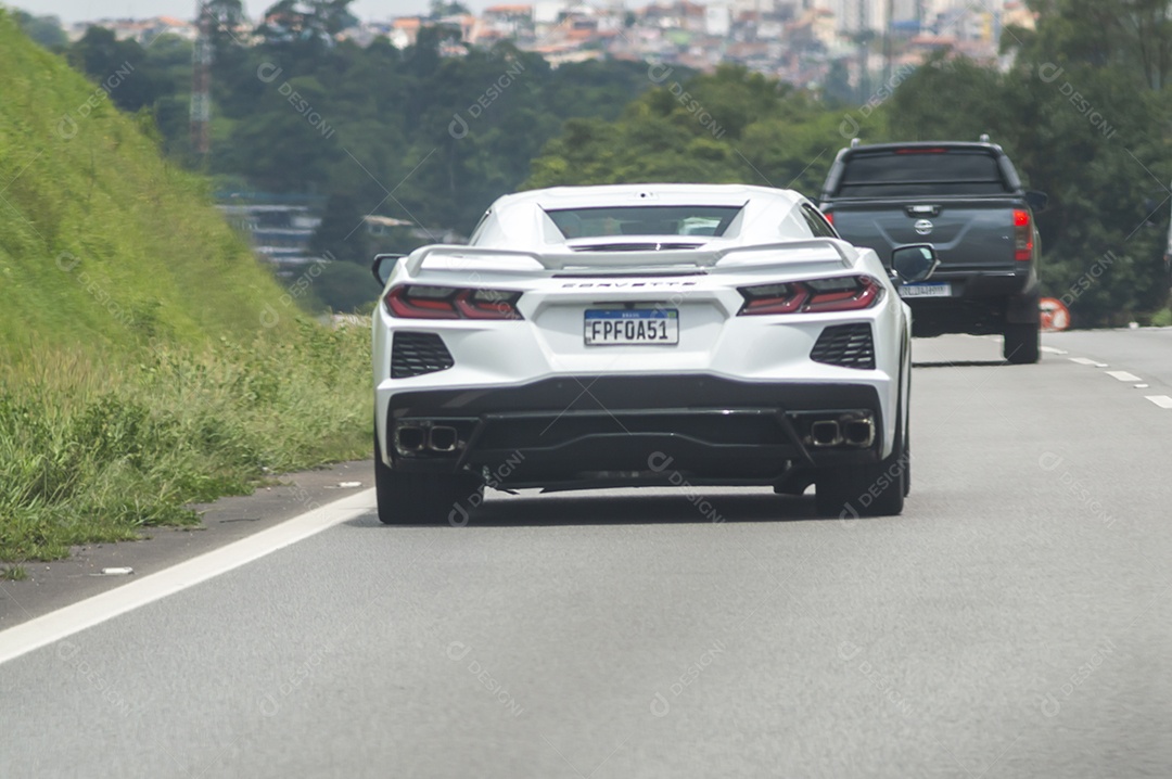 Carro de luxo Corvete passando em uma rodovia.