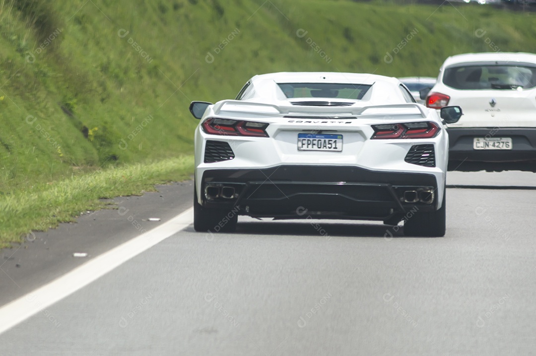 Carro de luxo Corvete passando em uma rodovia.