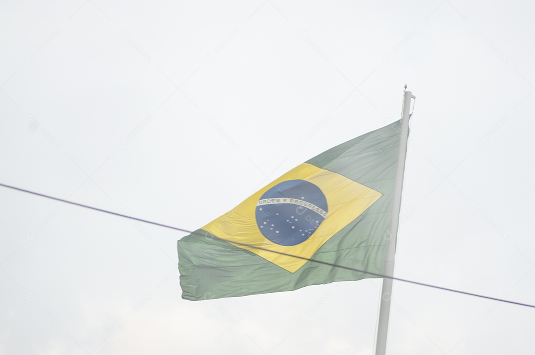 Bandeira do Brasil em um dia ensolarado no centro de São Paulo.