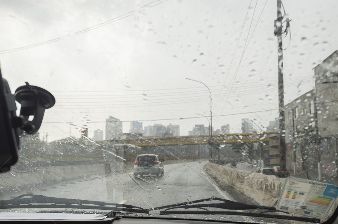 Dia chuvoso visto de dentro de um carro em movimento.