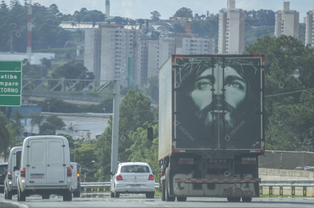 Principal rodovia de acesso à cidade..