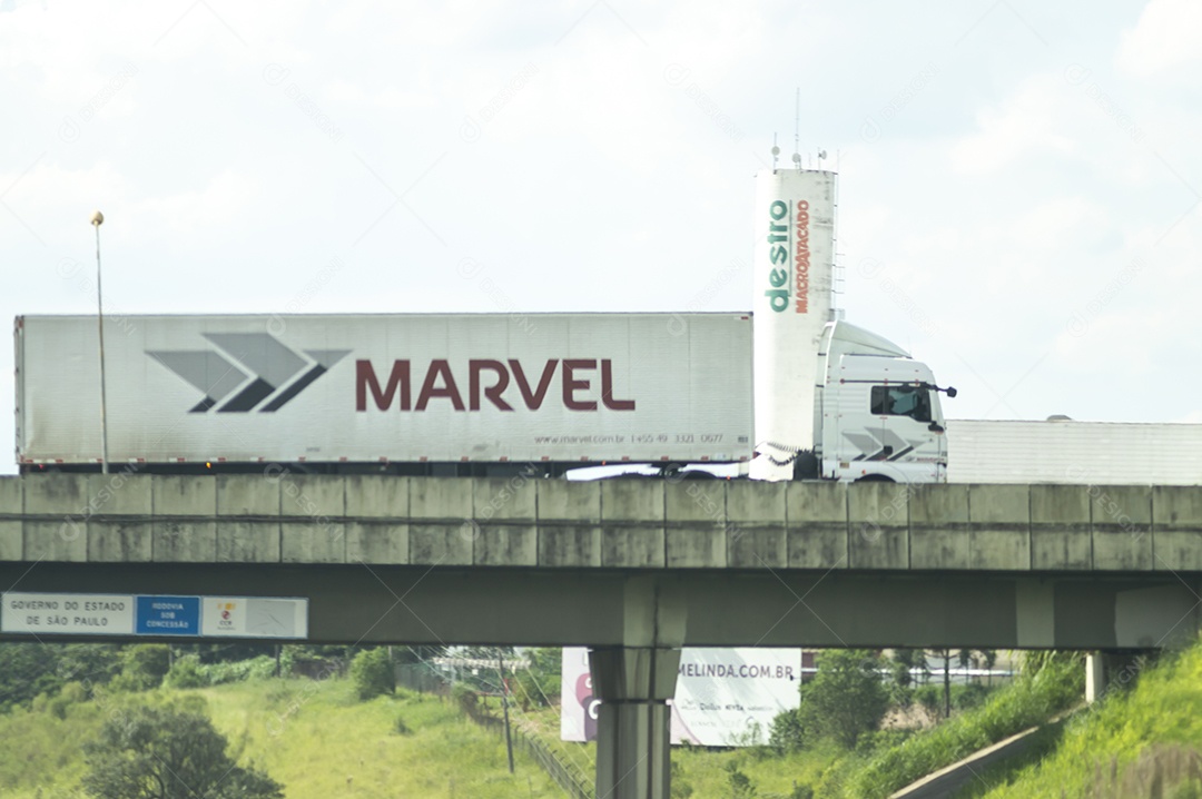 Caminhão passando em rodovia e na oficina está escrito maravilha