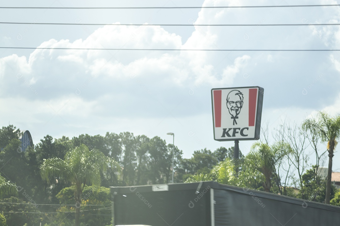 Quadro está escrito a marca kfc.