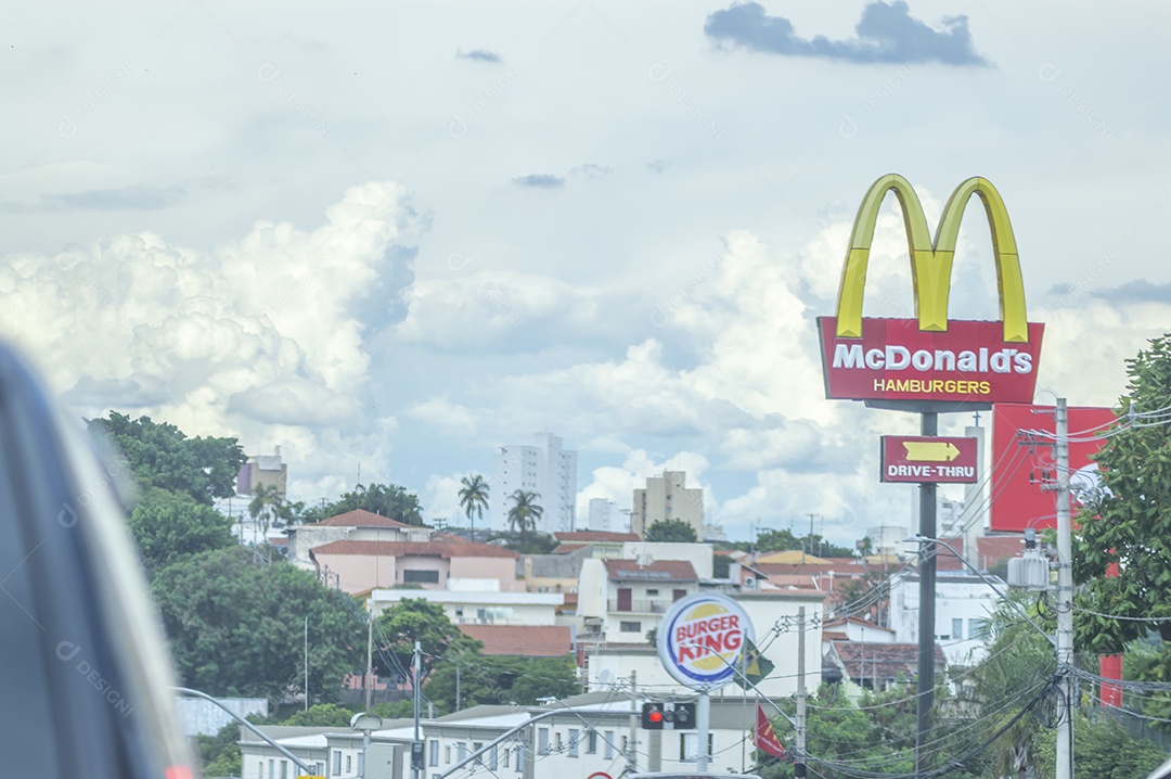 Mc Donalds board na Avenue John Boyd Dunlop.
