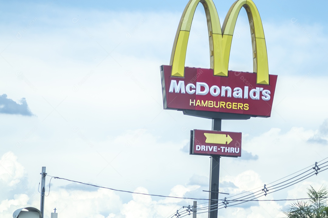 Mc Donalds board na Avenue John Boyd Dunlop.