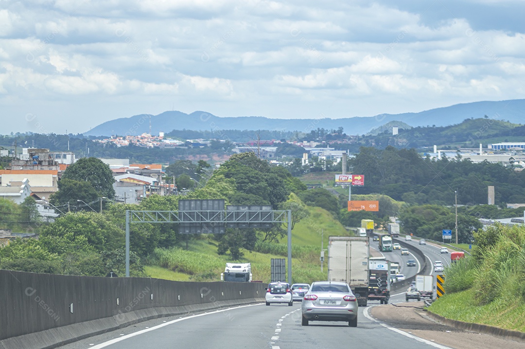 Principal via de acesso à cidade.