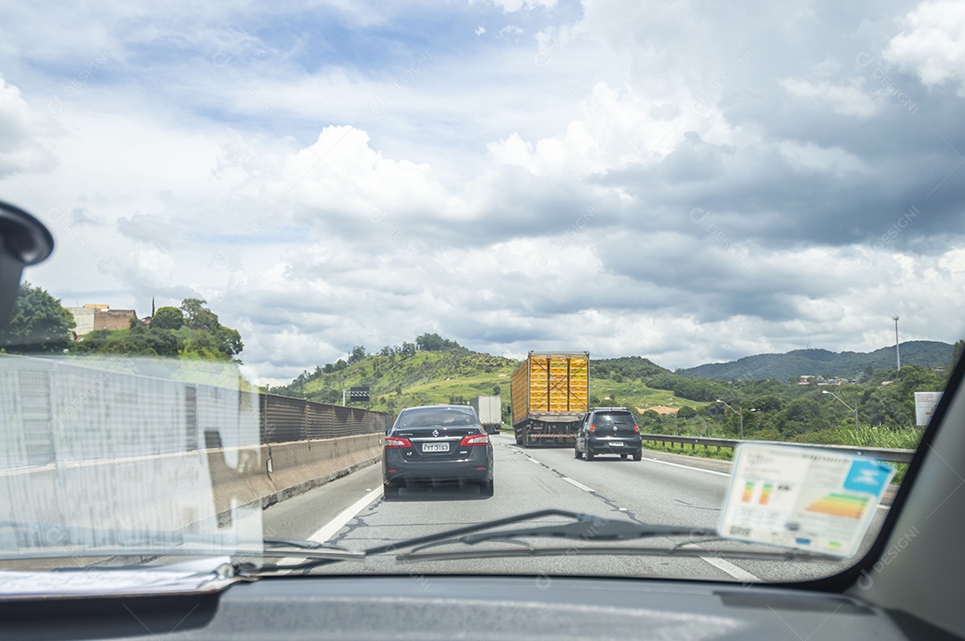 Principal via de acesso à cidade.