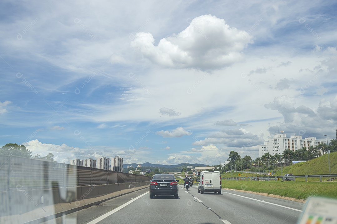Favela brasileira no meio de uma rodovia de São Paulo, bairro periférico, periferia de São Paulo.