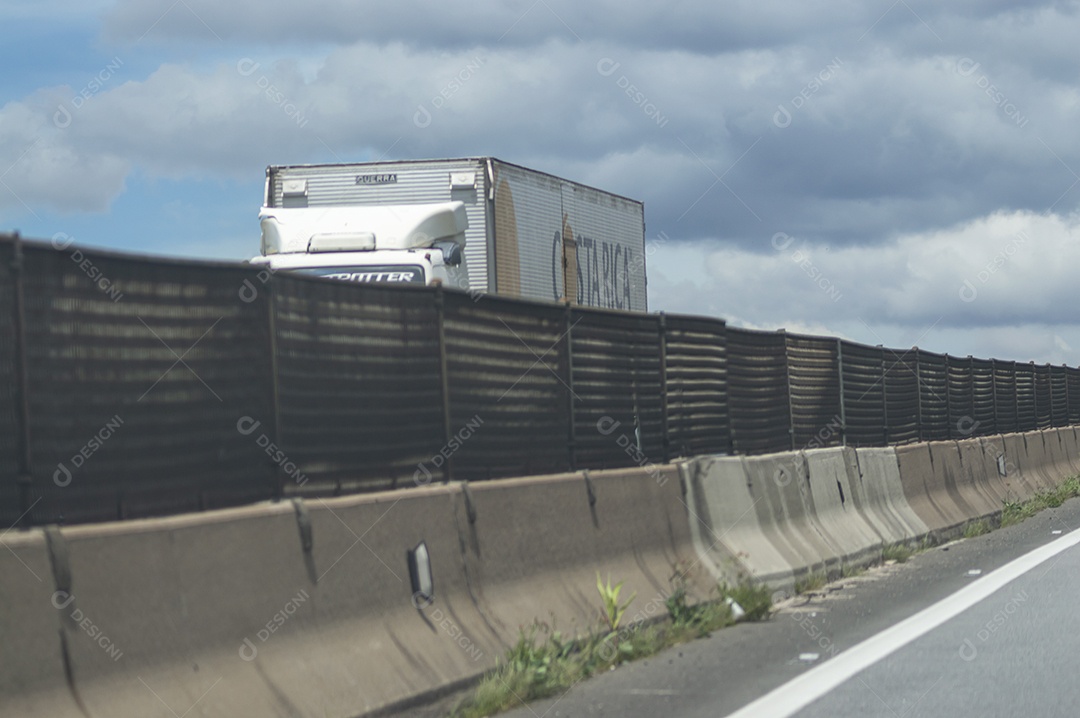 Caminhão passando à esquerda no sentido contrário.