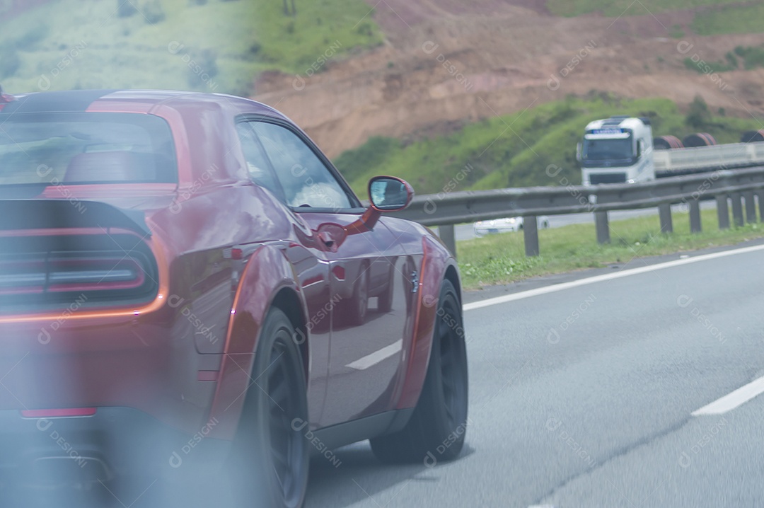 Carro de luxo Corvete passando em uma rodovia.
