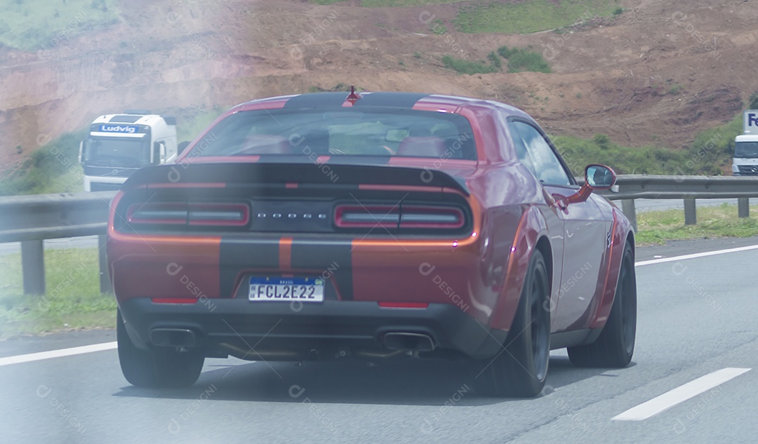 Carro de luxo Corvete passando em uma rodovia.