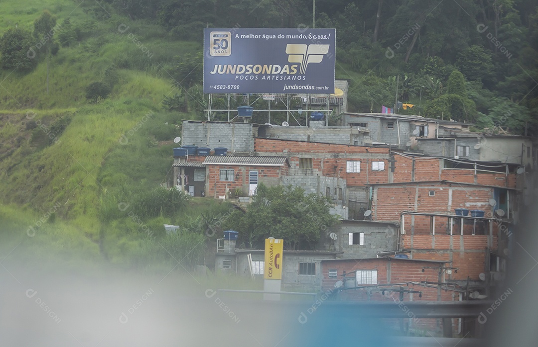Favela sobre montanhas ao fundo