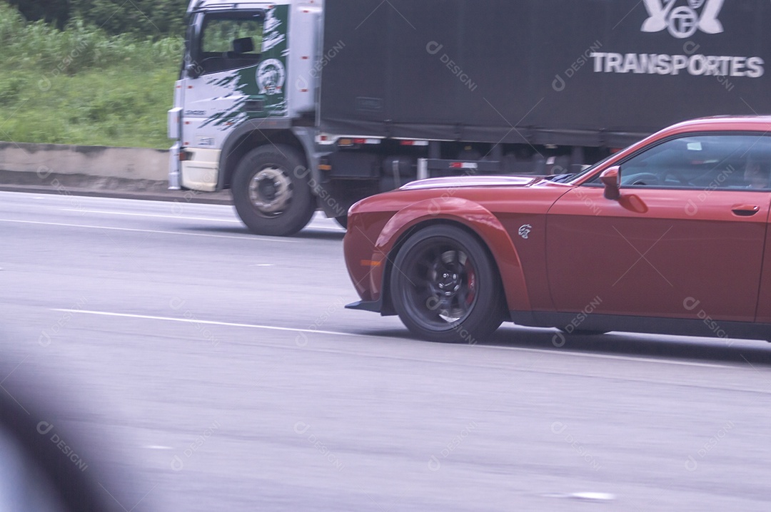Carro de luxo Corvete passando em uma rodovia.