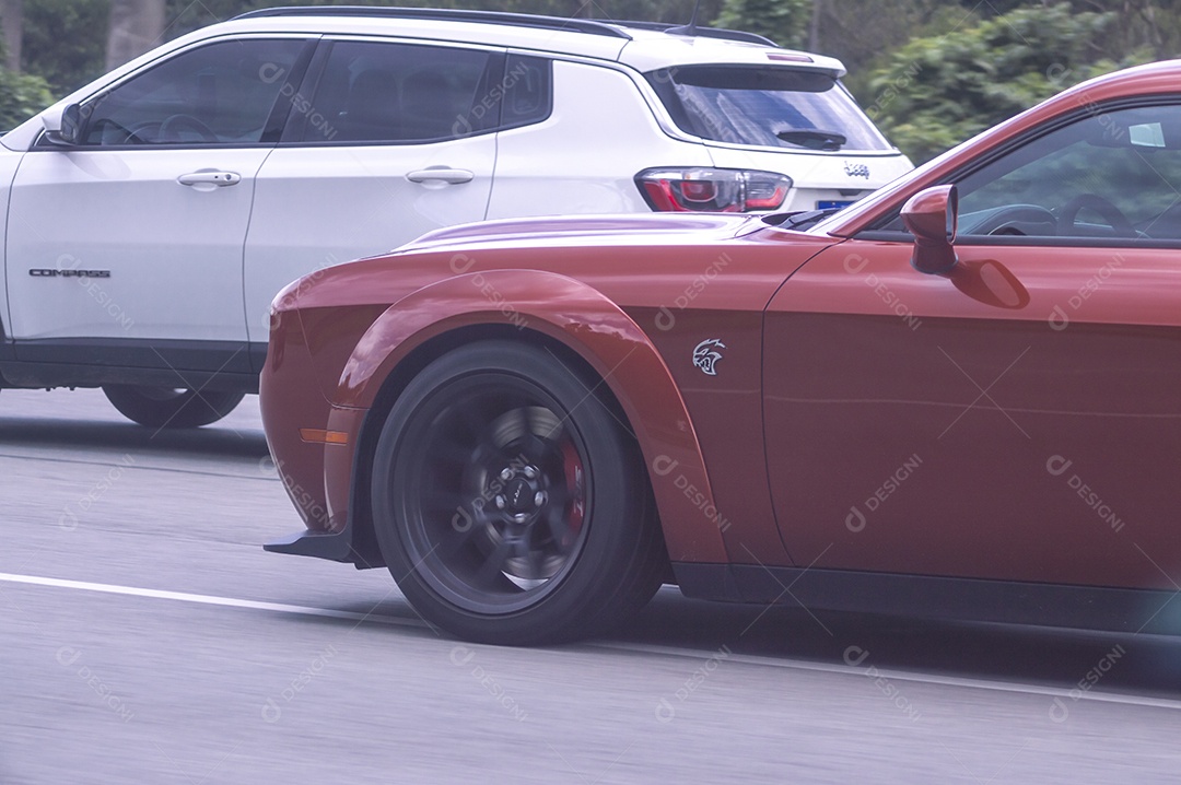 Carro de luxo Corvete passando em uma rodovia.