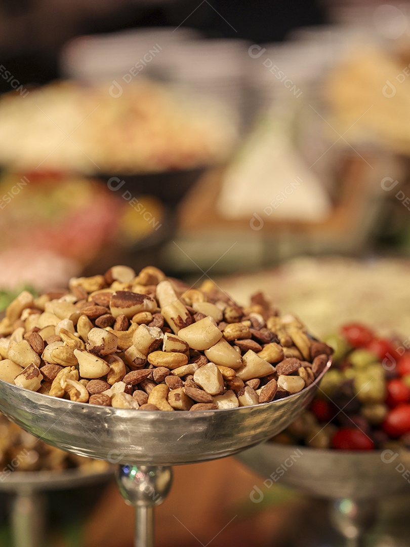 Arranjo com comida sobre uma mesa de madeira