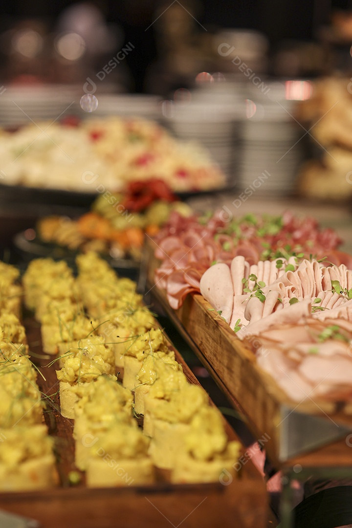 Arranjo com comida sobre uma mesa de madeira