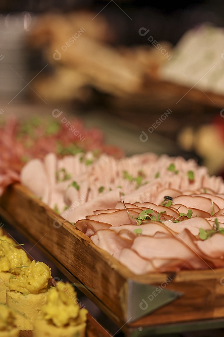 Arranjo com comida sobre uma mesa de madeira