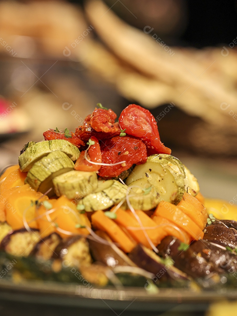 Arranjo com comida sobre uma mesa de madeira