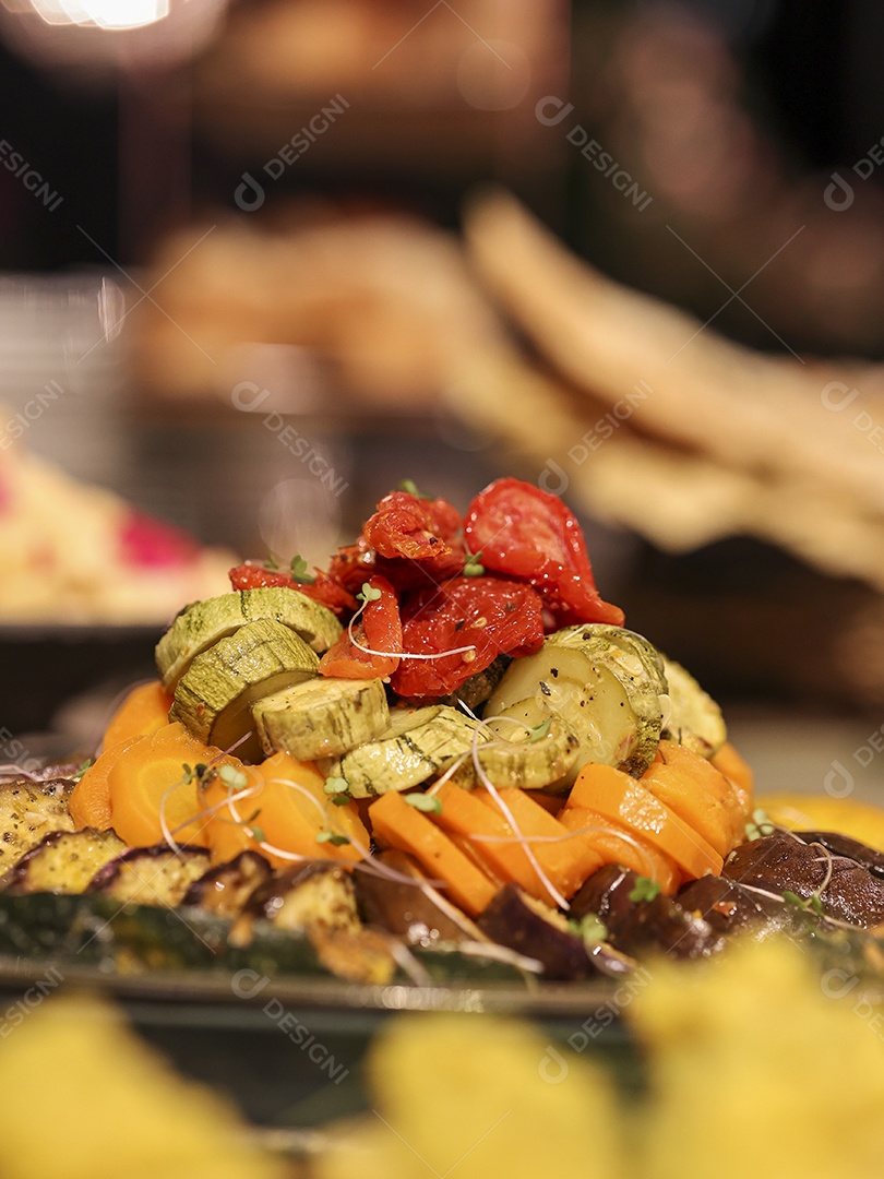 Arranjo com comida sobre uma mesa de madeira