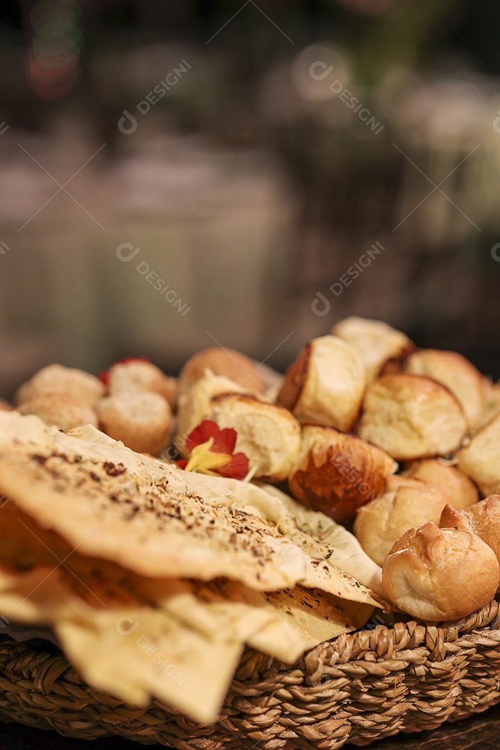 Arranjo com comida sobre uma mesa de madeira