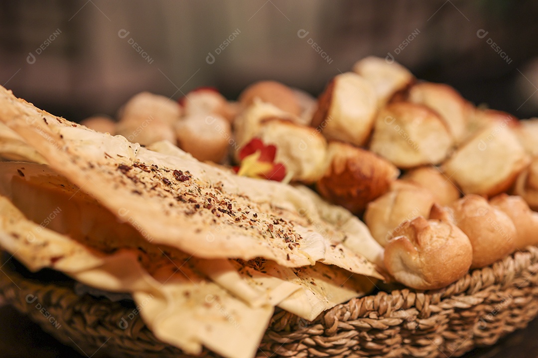 Arranjo com comida sobre uma mesa de madeira