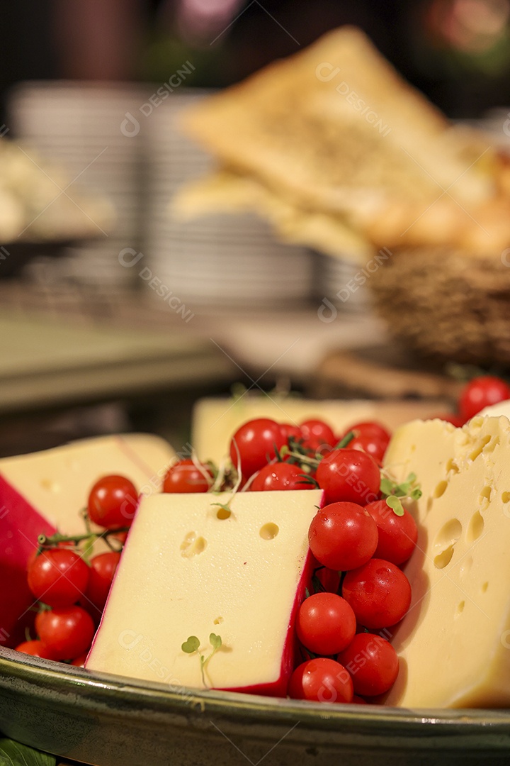 Arranjo com comida sobre uma mesa de madeira