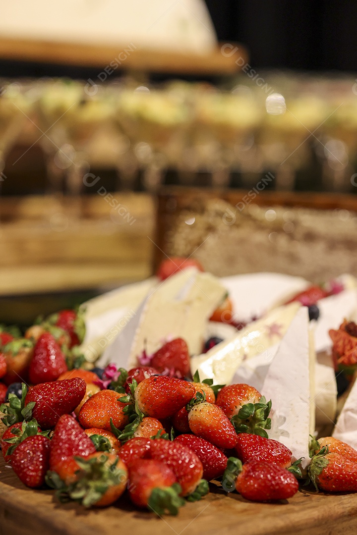 Arranjo com comida sobre uma mesa de madeira