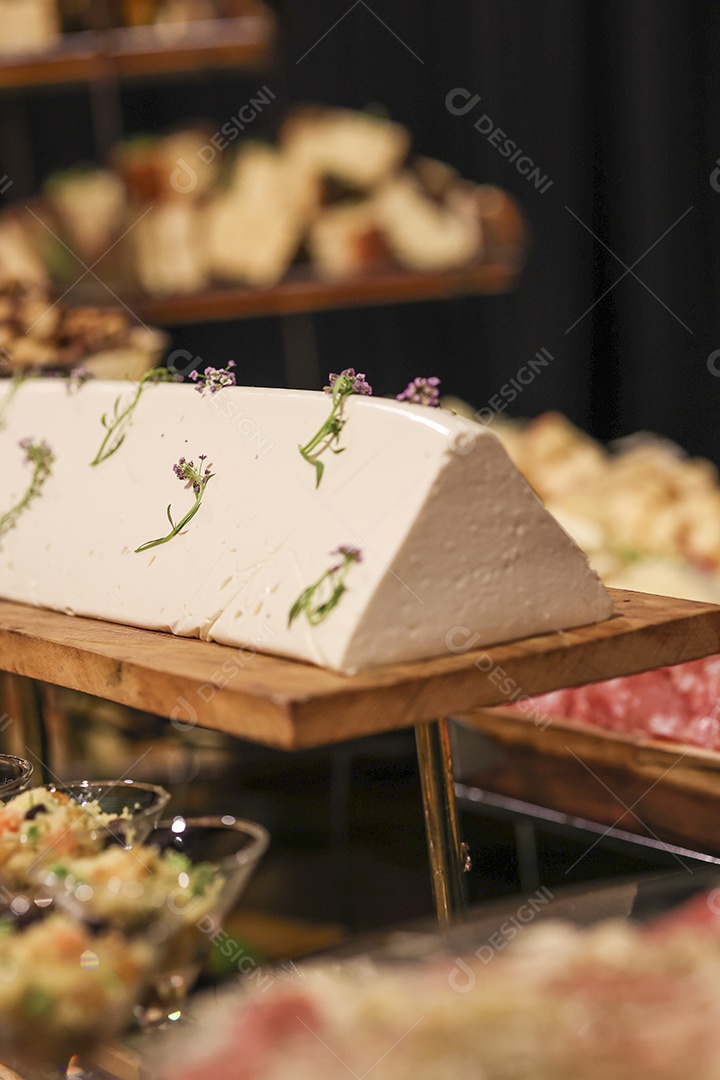 Arranjo com comida sobre uma mesa de madeira