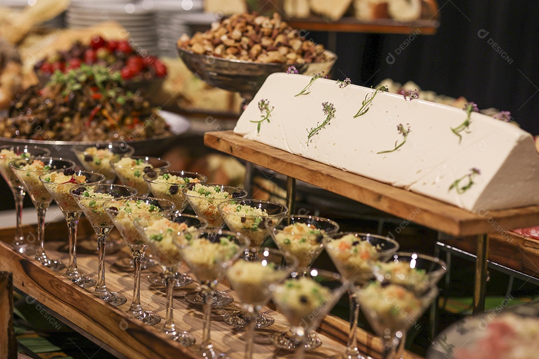 Arranjo com comida sobre uma mesa de madeira