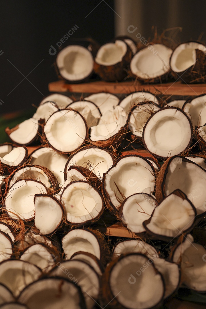 Arranjo com comida sobre uma mesa de madeira