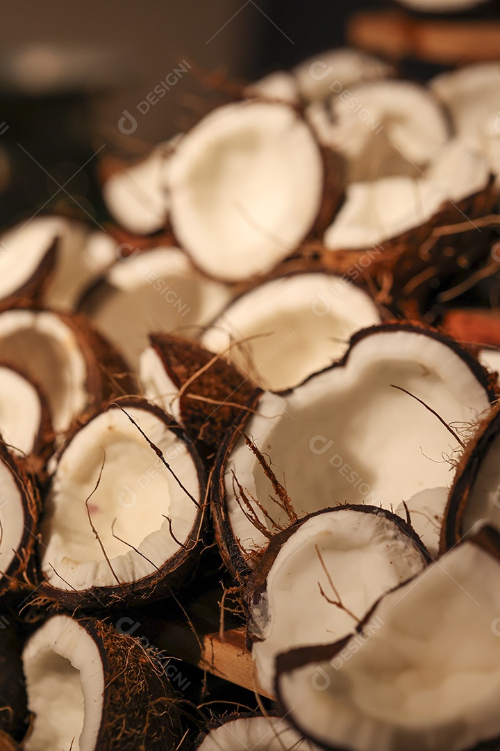 Arranjo com comida sobre uma mesa de madeira