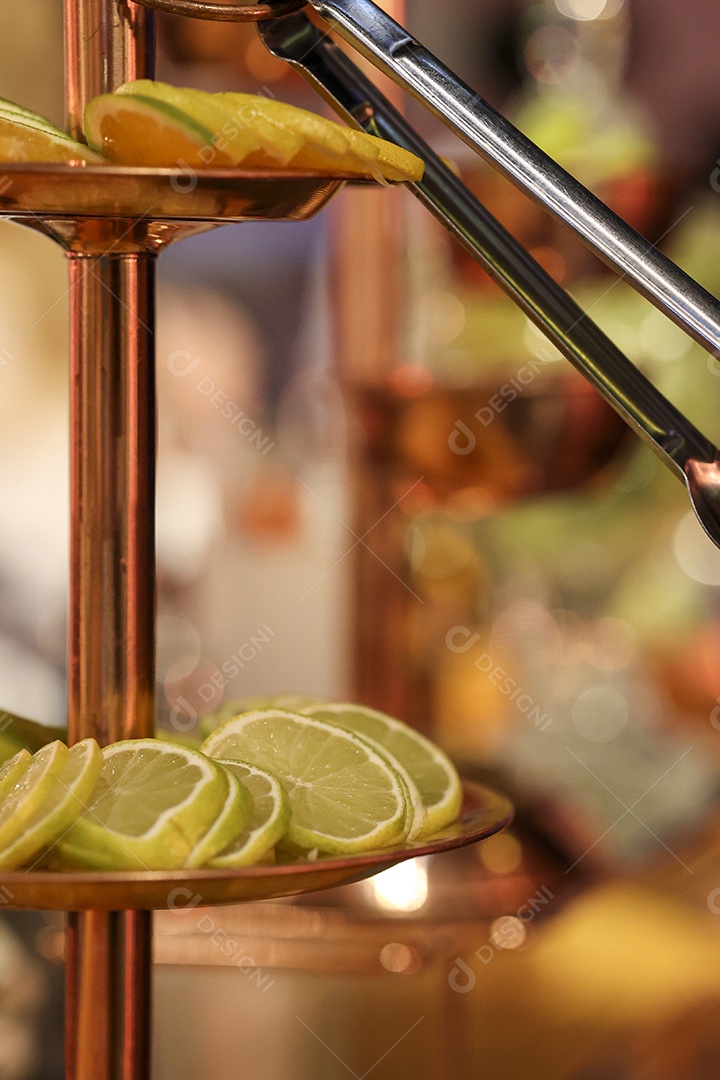 Arranjo com comida sobre uma mesa de madeira