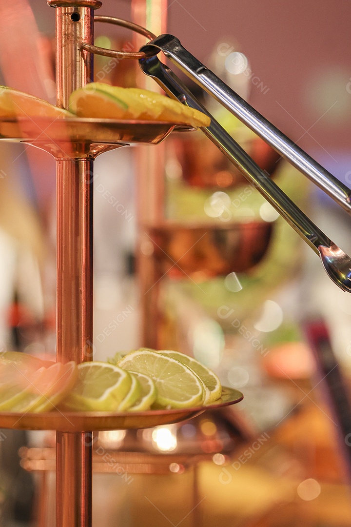 Arranjo com comida sobre uma mesa de madeira