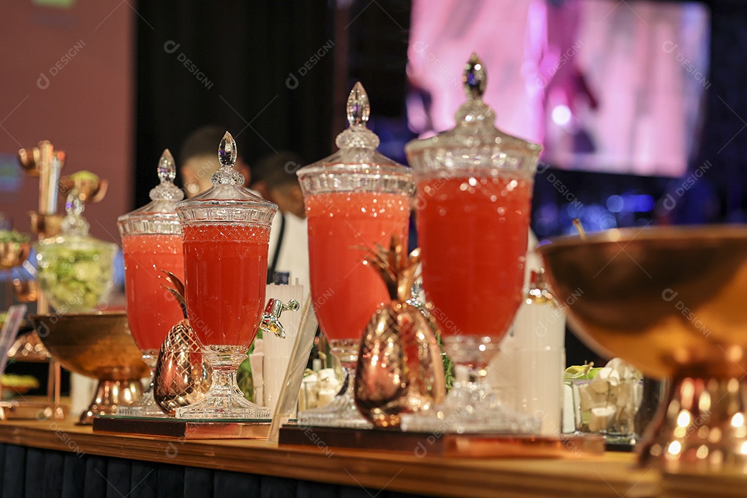Arranjo com comida sobre uma mesa de madeira