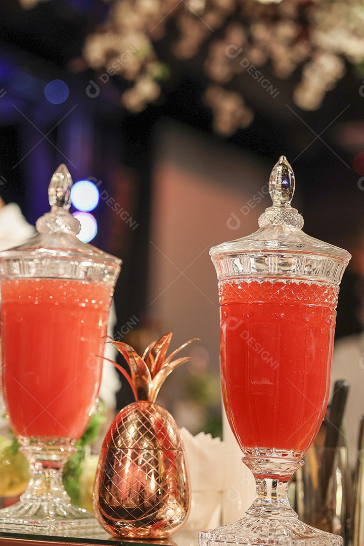 Arranjo com comida sobre uma mesa de madeira